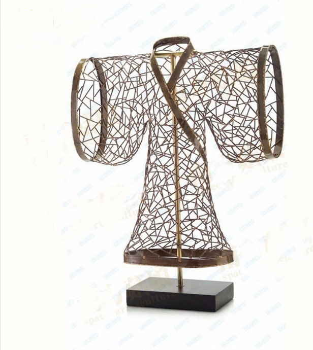 铁艺复古纯手工金镂衣摆设品装饰摆件铁线艺术品服装衣服道具架子_不