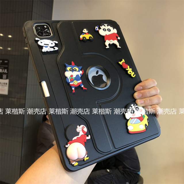DIY蜡笔小新360度旋转亚克力适用iPad9/11保护套Pro11寸10.2笔槽2025苹果八代a2602软边A1822防弯air456硬壳3