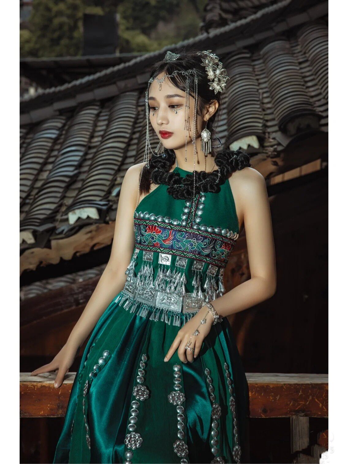 苗疆服装苗族服饰女土家族哈尼族改良肚兜抹胸舞台演出服云裳摄影