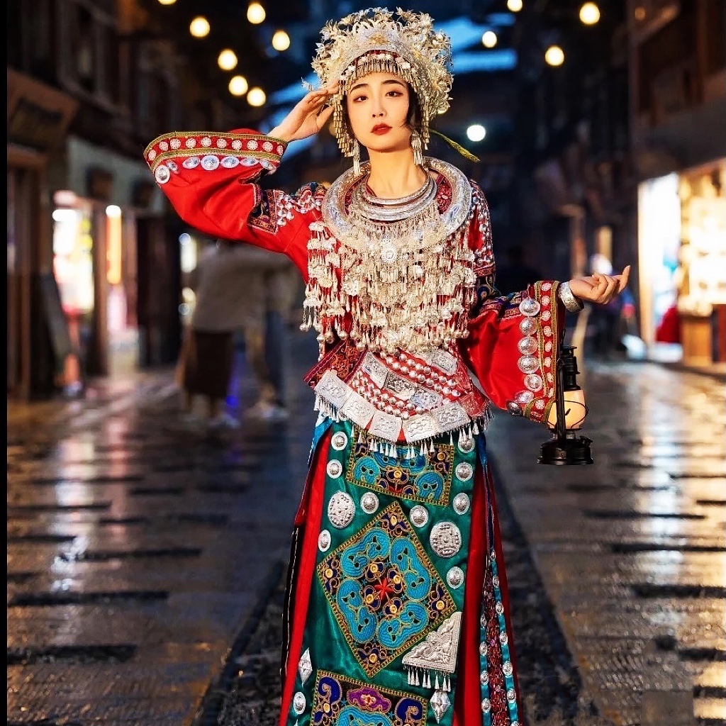 新款苗族盛装女银头饰项圈新娘婚服迎宾舞台演出旅拍刺绣苗族服装