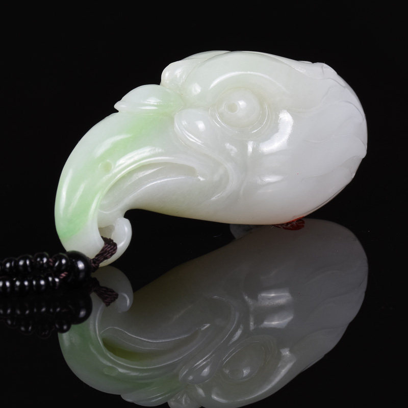河南省玉石雕刻大师梁振作品 和田玉 鹰头挂件 37.72g