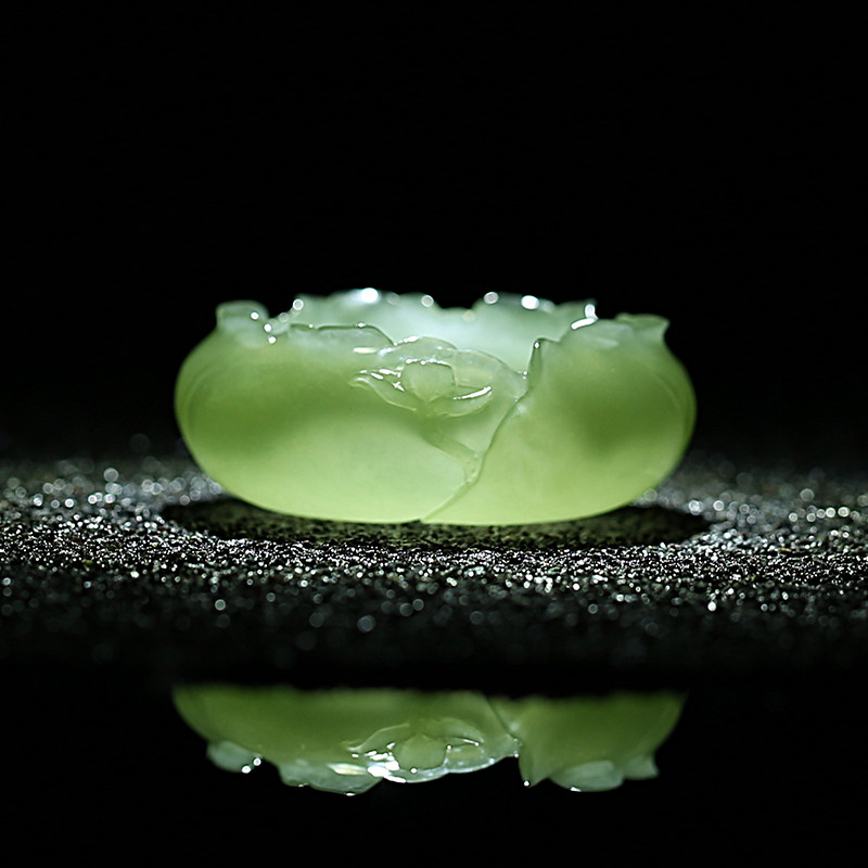 中国玉石雕刻大师张春风玉雕工作室作品 和田玉荷叶香炉文房雅器