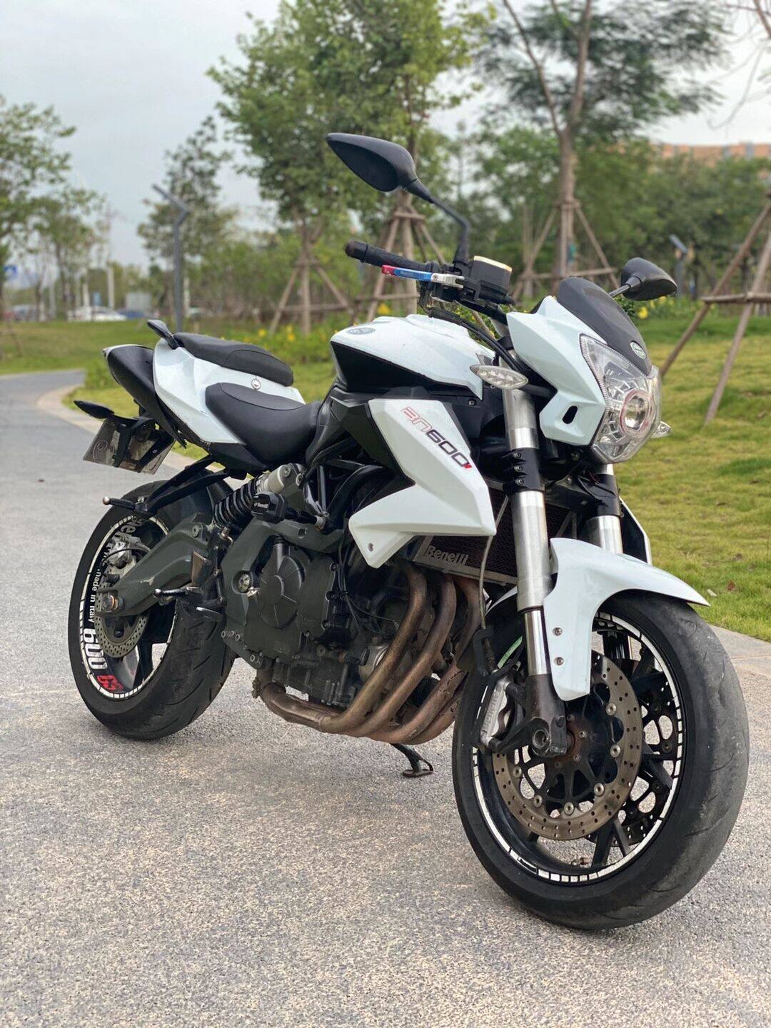 贝纳利bn600cc四缸水冷电喷街车黄龙bj300重机车大排量公路赛跑车