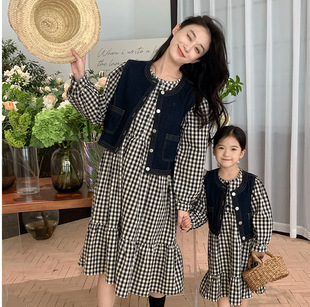 炸街亲子装2023秋季韩版母子母女装文艺风格子连衣裙牛仔马甲两件