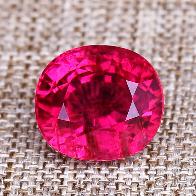 裸石_3.5ct_天然紫红色卢比来碧玺戒面_火彩好_209618