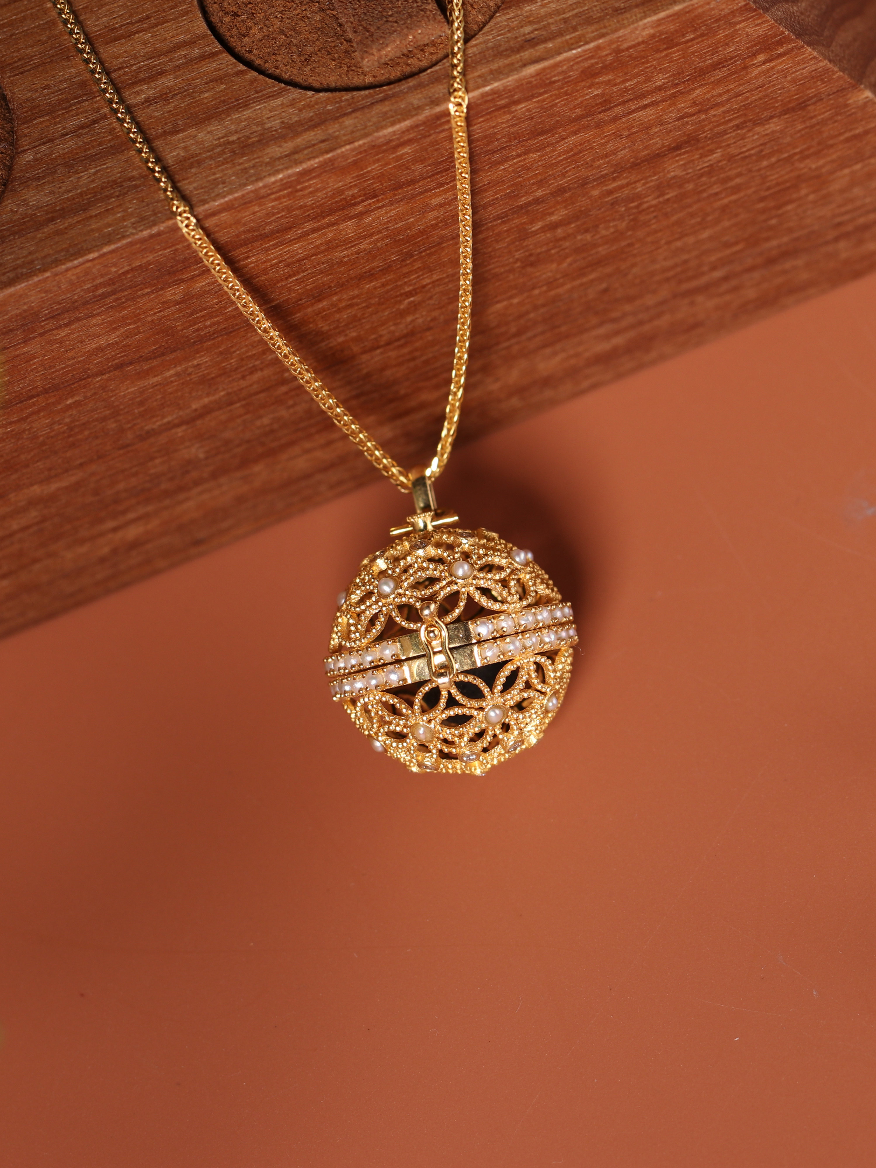 18k金镶钻花丝香囊球吊坠女士挂坠古法黄金香囊球可打开放香丸——鹿