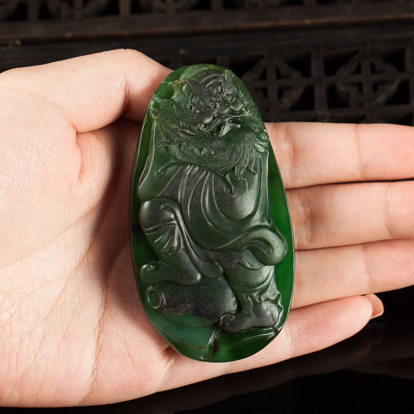 河南省玉石雕刻大师吴春强 碧玉钟馗捉鬼挂件 90.32g xw09