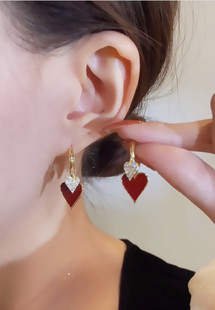 韩国红色桃心耳扣女精致小众设计感耳环气质网红轻奢爱心耳坠耳饰