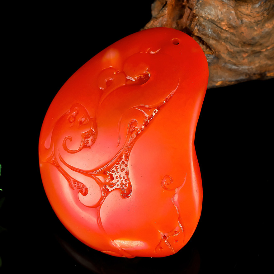 30.32g 桑杰国际拍卖 精品南红玛瑙 龙马精神挂件