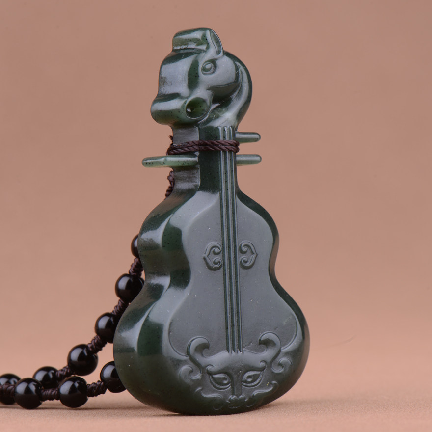 【琵琶】和田玉 精美碧玉琵琶吊坠67.98g