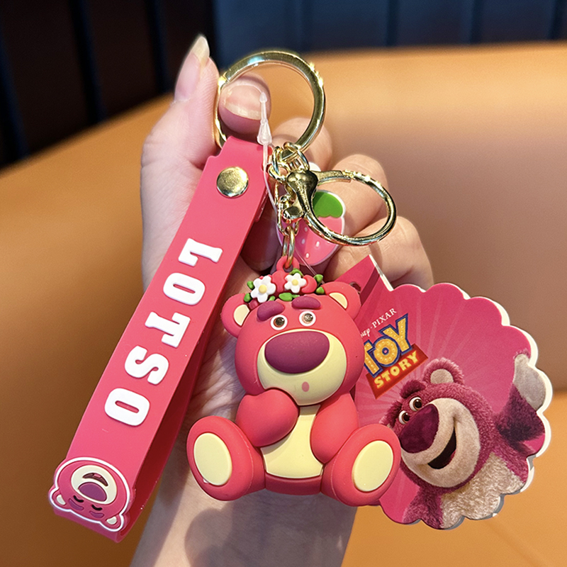 正版迪士尼草莓熊钥匙扣网红汽车钥匙链挂件女精致书包挂饰品女生