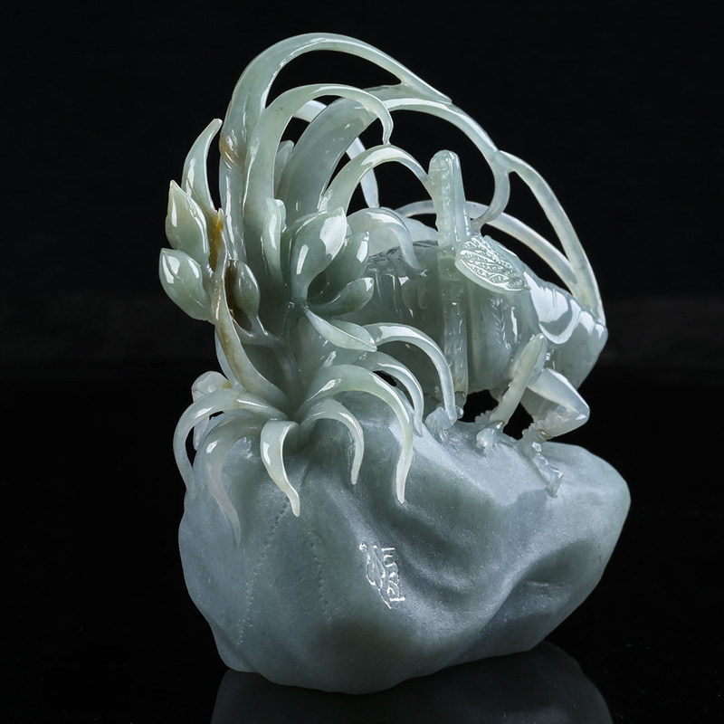 杨子恒玉雕工作室作品 冰糯种蝈蝈小摆件 499.76g