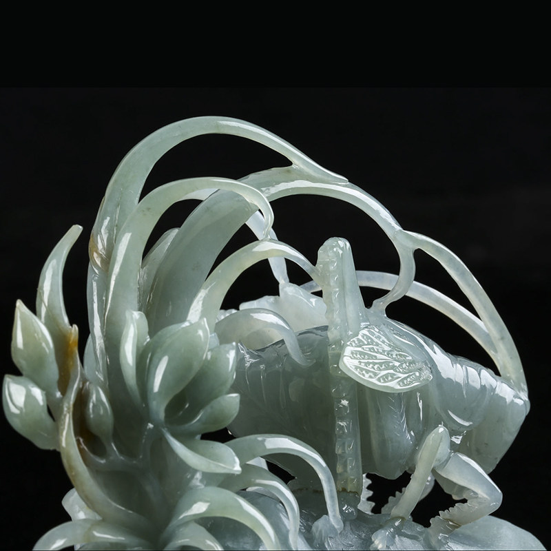 杨子恒玉雕工作室作品 冰糯种蝈蝈小摆件 499.76g