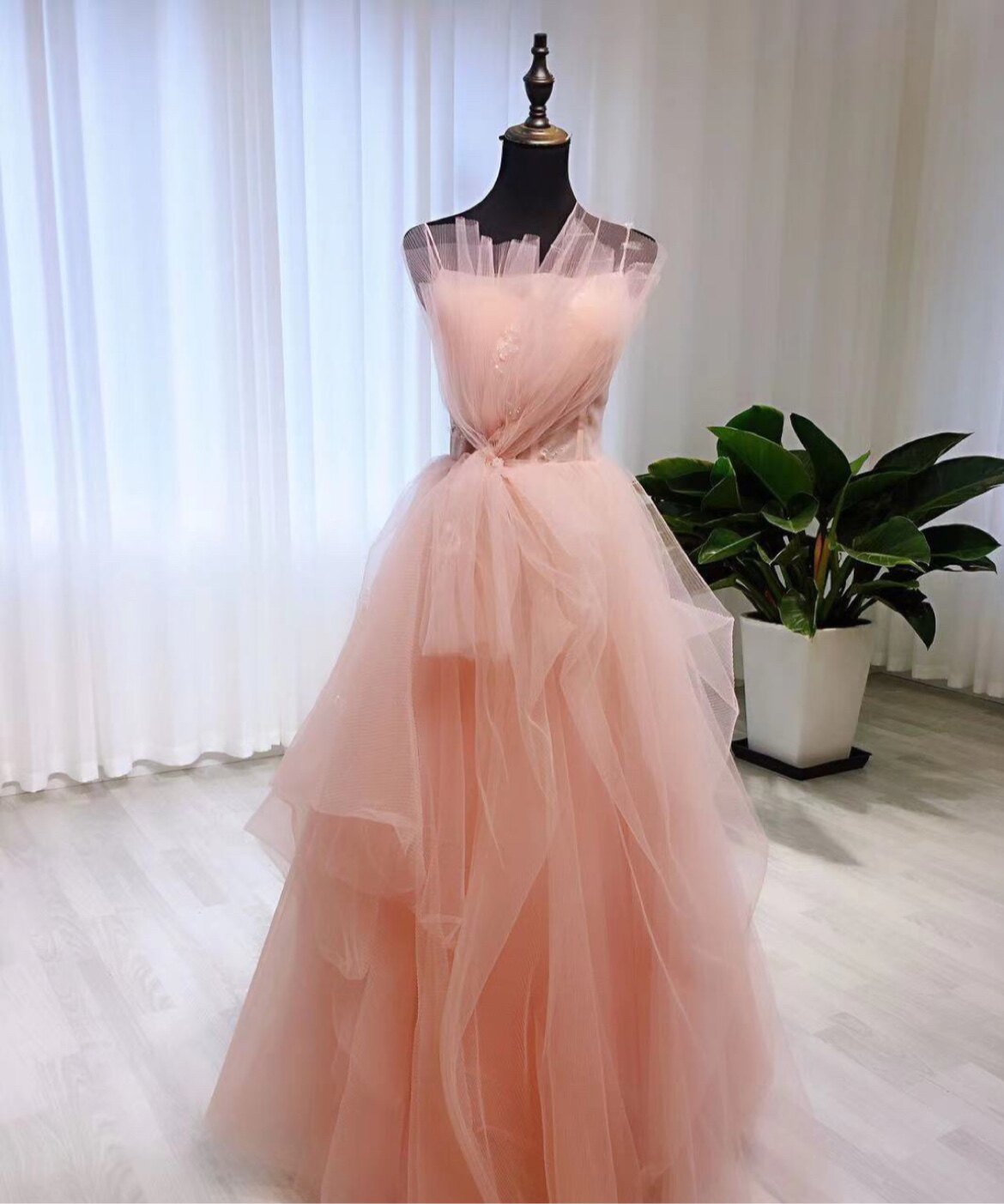 (出租)粉色晚礼服轻奢小众高端吊带宴会年会主持人女蓬蓬裙