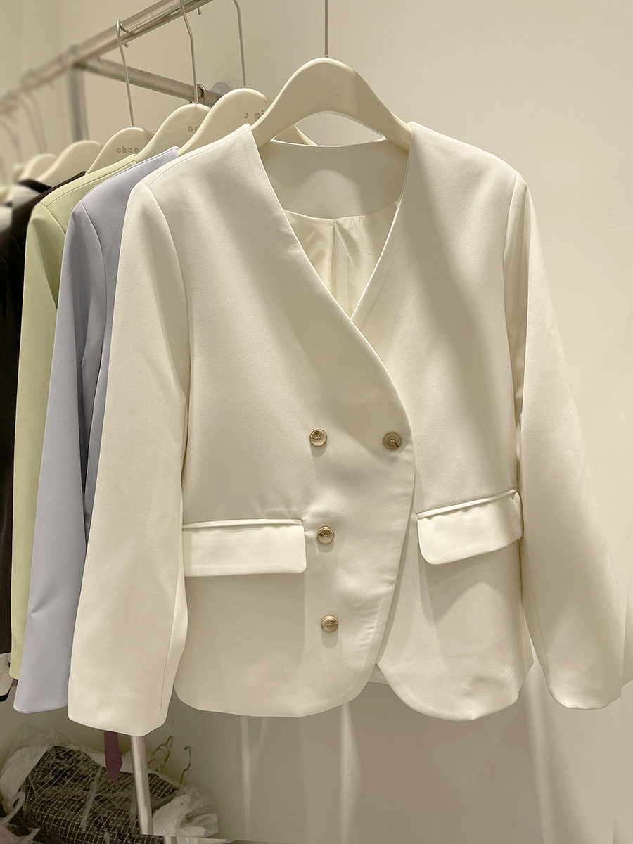 韩国春季新款外套女2022奶白色v领单排扣小个子短款小西装上衣潮