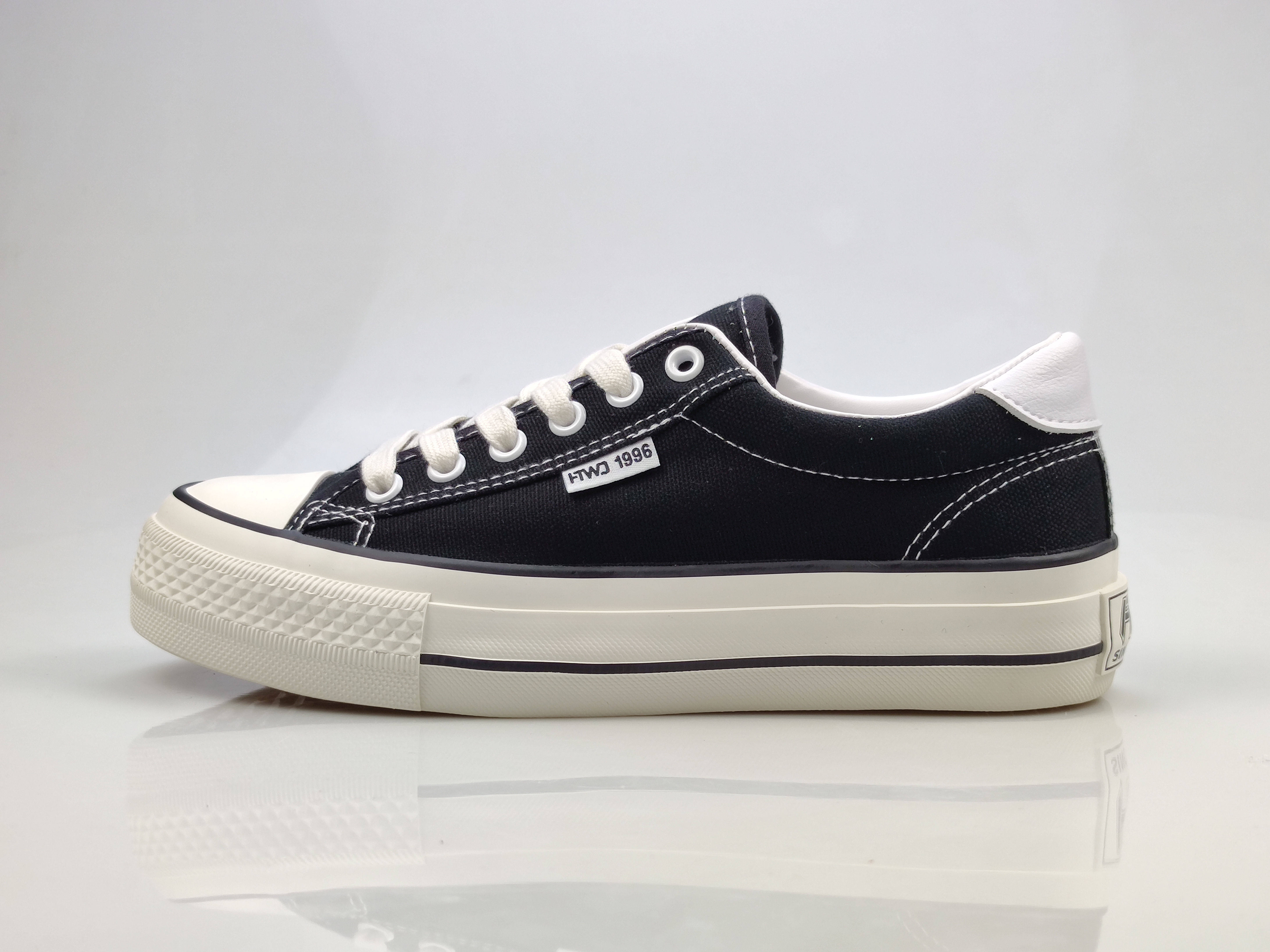 hotwind热风帆布鞋女板鞋全新正品春秋新款系带断码清仓韩版休闲