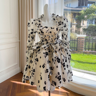 法式时尚夏新品杏底黑花气质显示吊带裙搭配开衫小上衣女