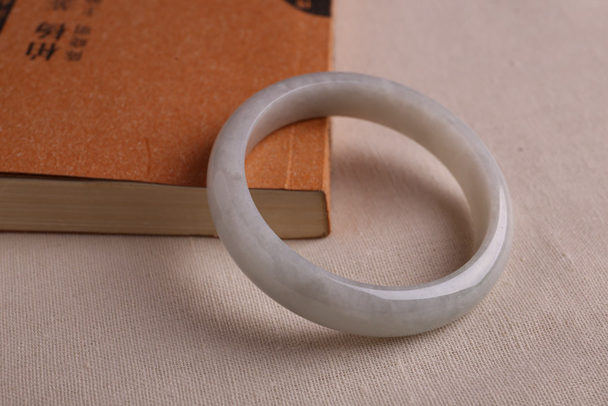 内径58毫米糯种透亮润白翡翠玉手镯 重56.51g