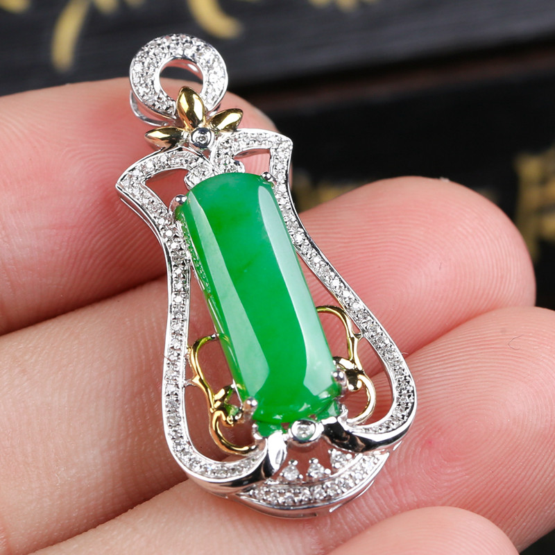 奢华珍品 天然翡翠a货18k金真钻阳绿马鞍吊坠3.97g