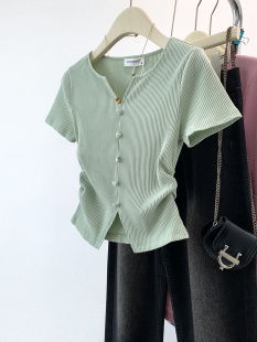 绿色v领冰丝短袖t恤女夏夏季2024新款设计感正肩短款收腰修身上衣