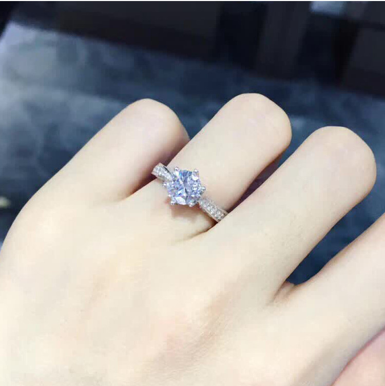 梵大福 圆形六爪钻石女戒 显钻结婚钻戒 群镶白18k金钻石戒指
