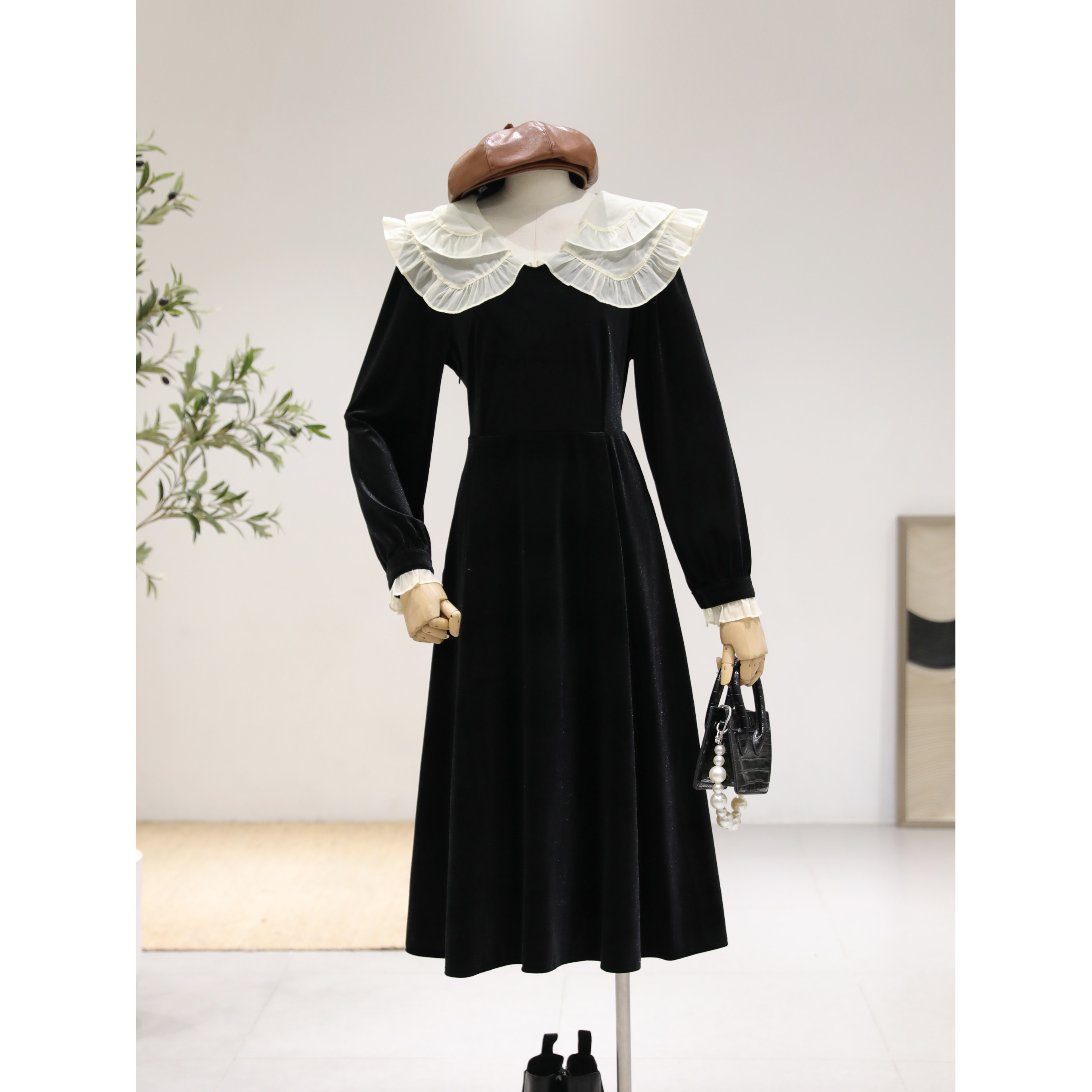 赫本风黑色金丝绒加绒连衣裙女秋冬新款法式娃娃领收腰显瘦长裙子