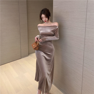 Live shooting! Autumn and winter celebrities simple one line diagonal shoulder slim fit pleated warm velvet dress