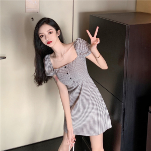 Real shooting of the New Retro square collar button decoration in summer， small lattice bubble sleeve， waist closing and