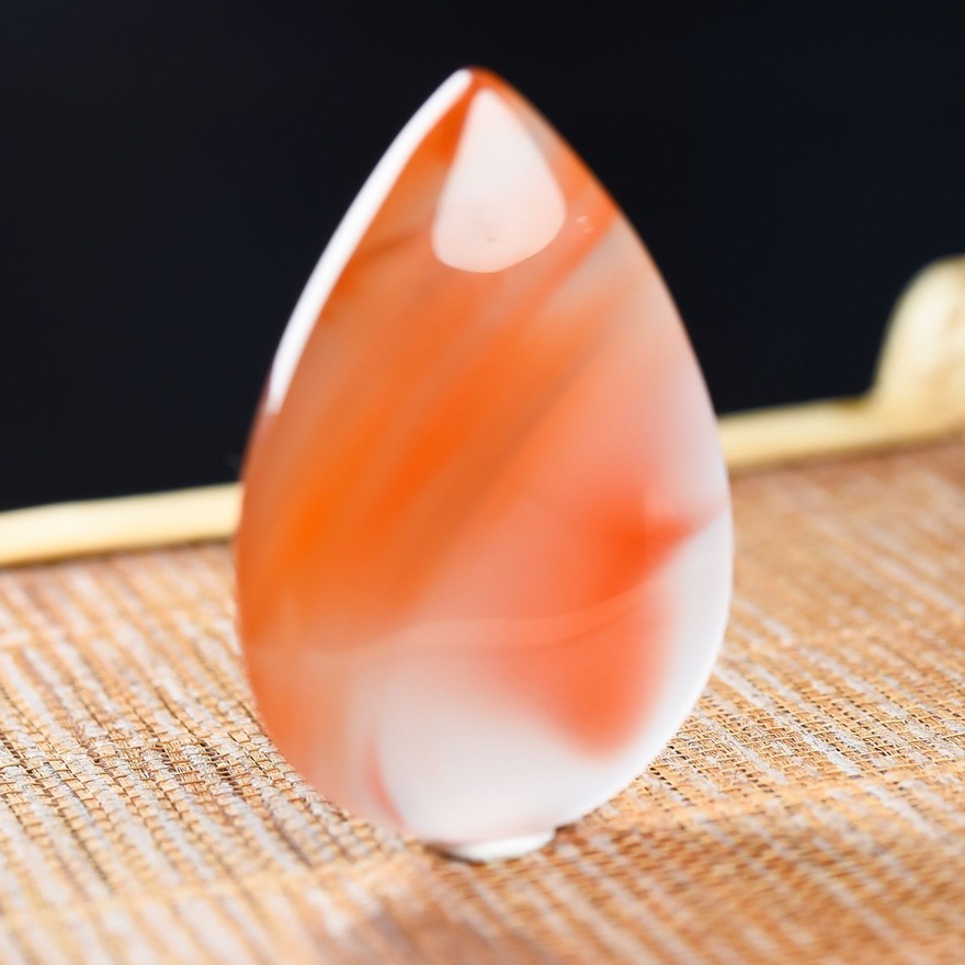 【即拍即得】9.26g 四川川料 南红玛瑙 冰飘 静面水滴吊坠
