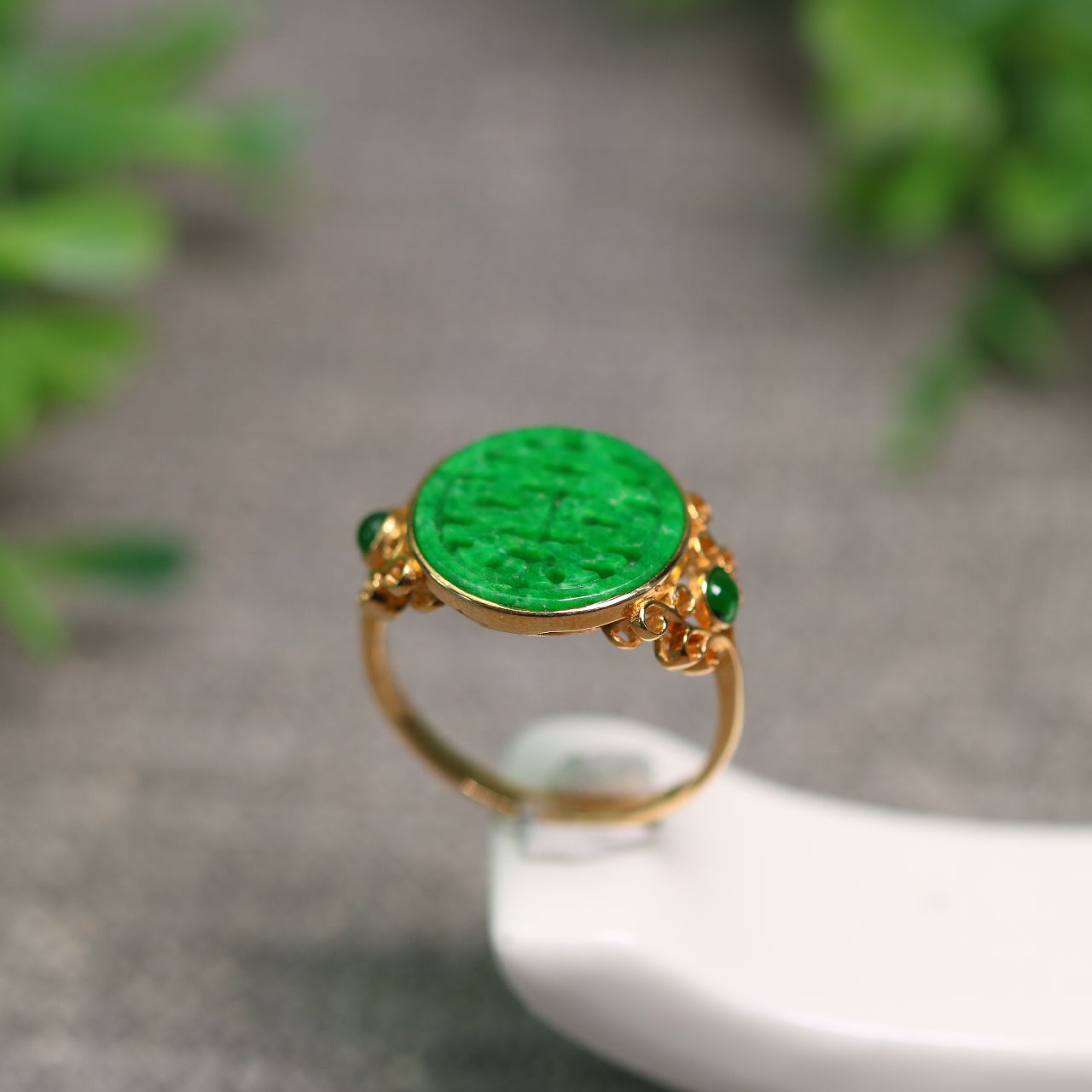 18k金加冰绿翡翠小蛋面镶嵌满绿天然a货翡翠圆形喜字戒指