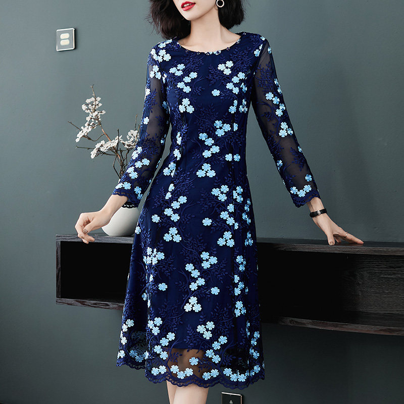 妈妈秋季连衣裙40-50岁中年高贵洋气中老年显瘦水溶蕾丝绣花裙子