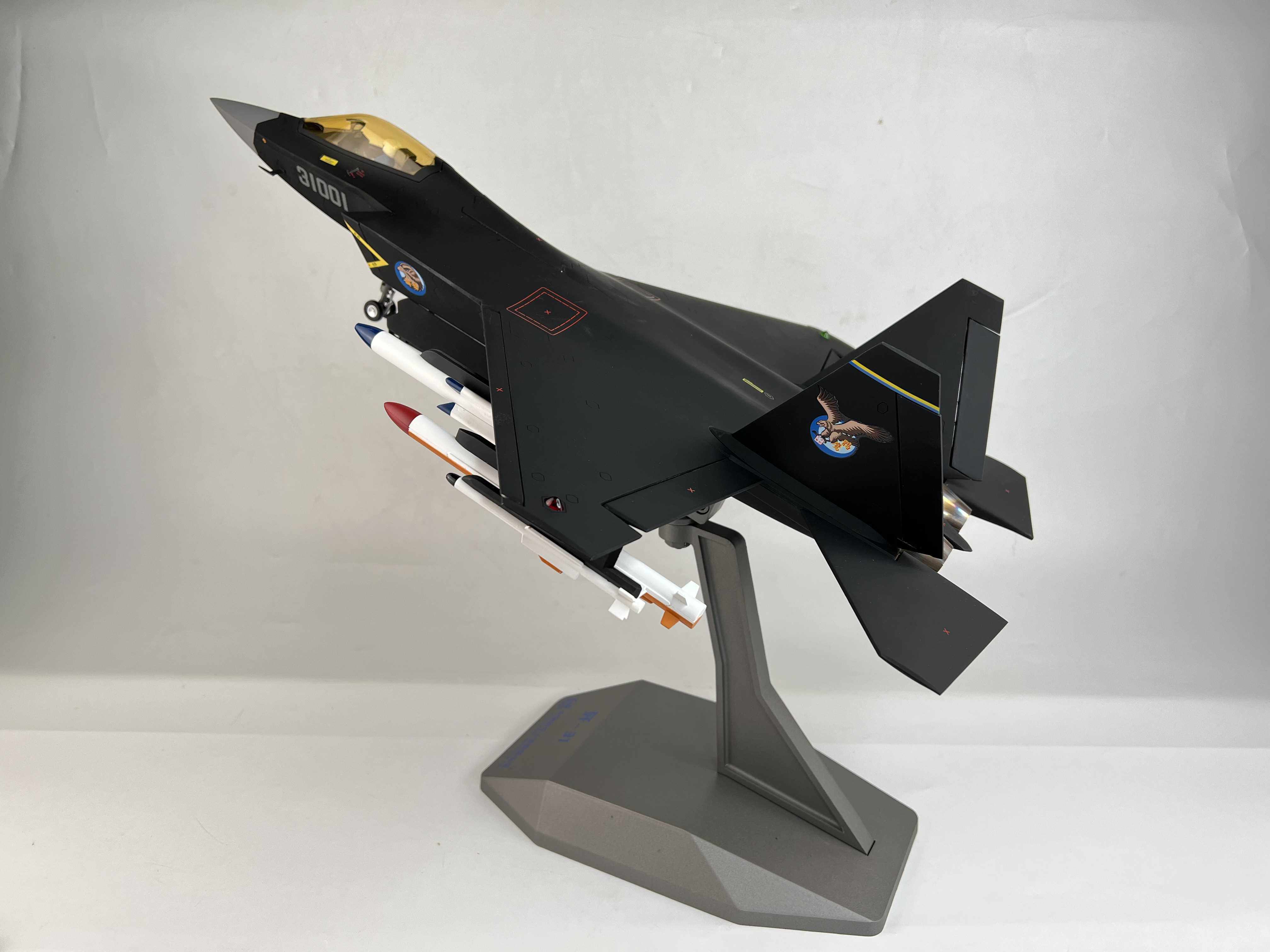 中航 1:32 歼-31飞机模型 j-31鹘鹰隐形战斗机成品合金送礼
