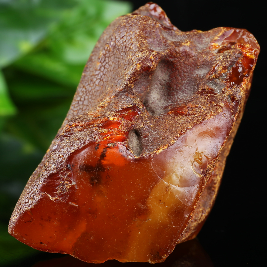 38.99g【强荧光】收藏级精美带皮琥珀原石