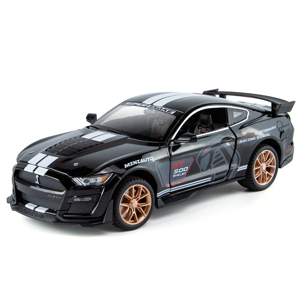 是福特野马系列中的gt500与道奇蝰蛇福特野马标志性的加长引擎盖和较