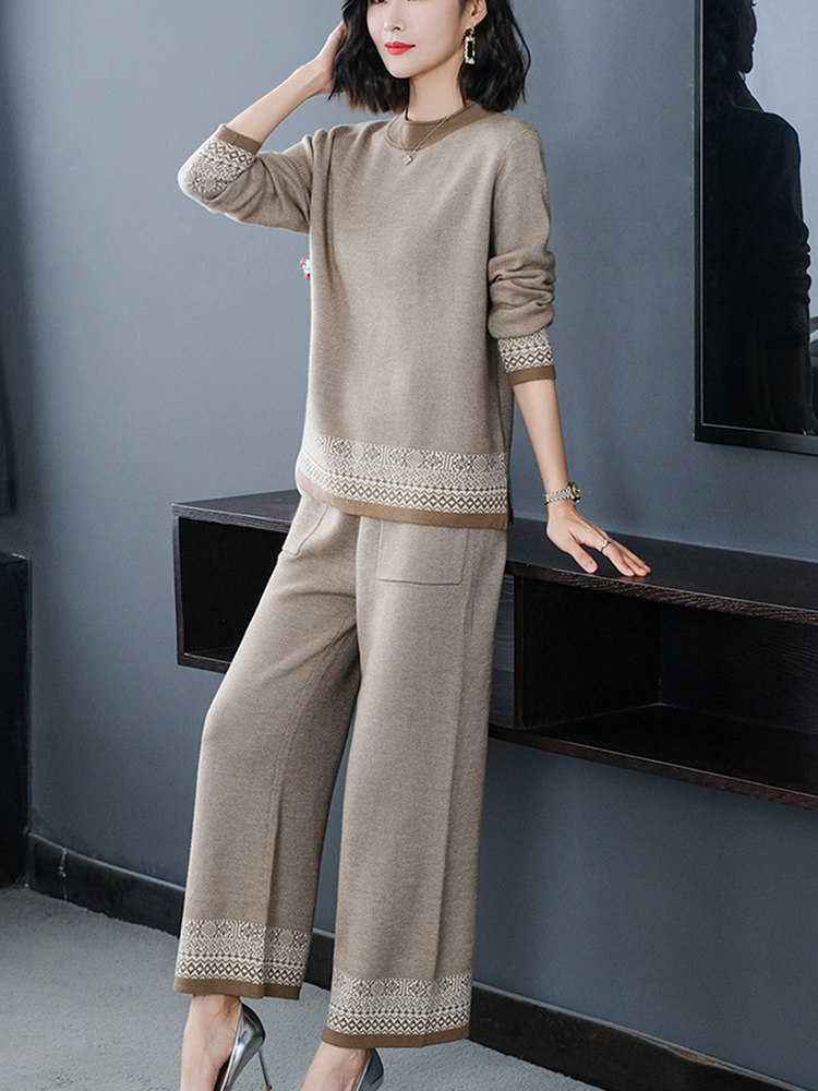 高端羊毛针织套装女燕麦色2022新款时尚洋气羊绒毛衣阔腿裤两件套