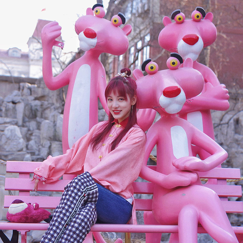 布朗熊卡通粉红豹商场奶茶kaws网红店门口玻璃钢雕塑拍照大摆件