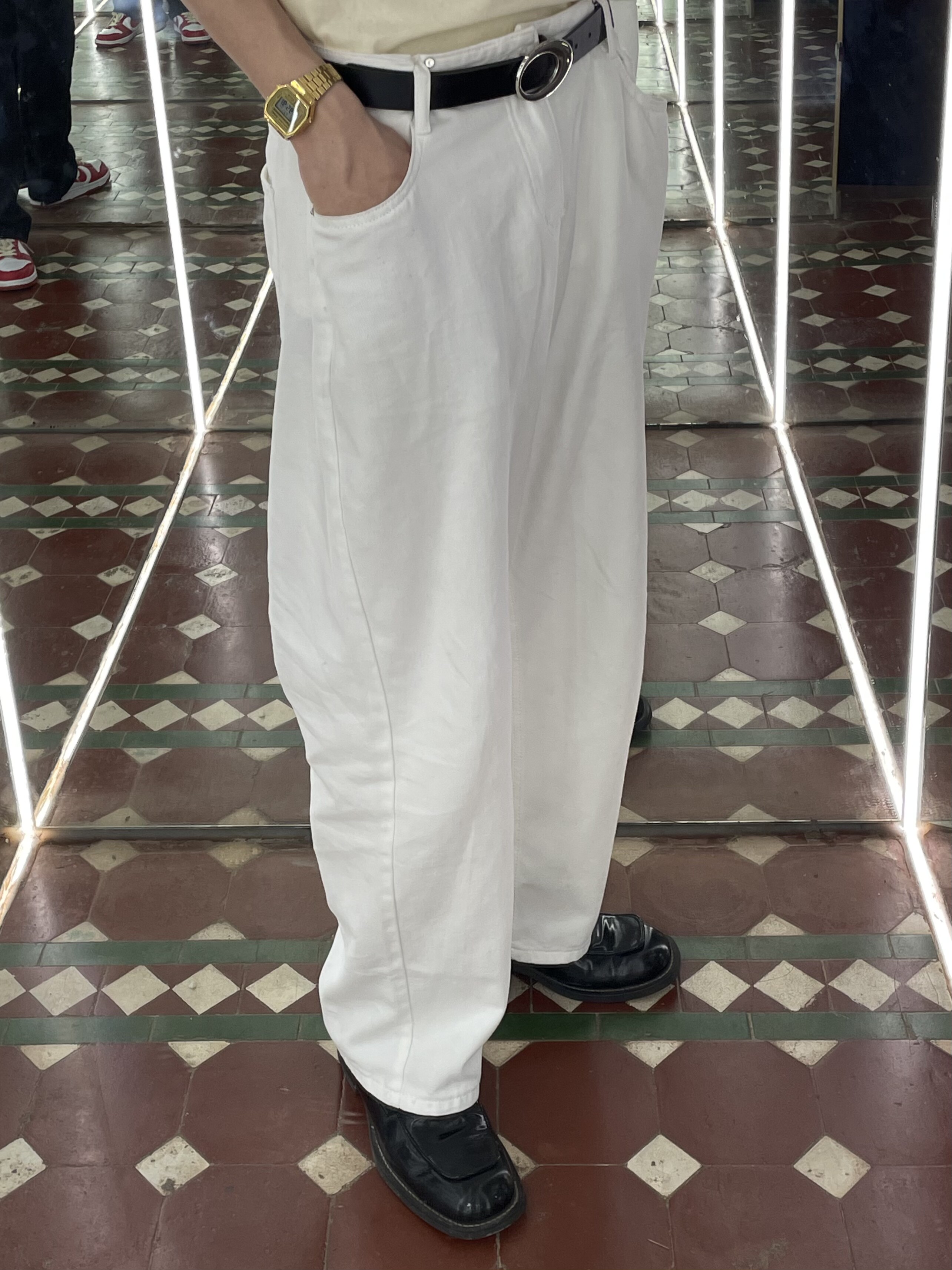 白色阔腿裤男