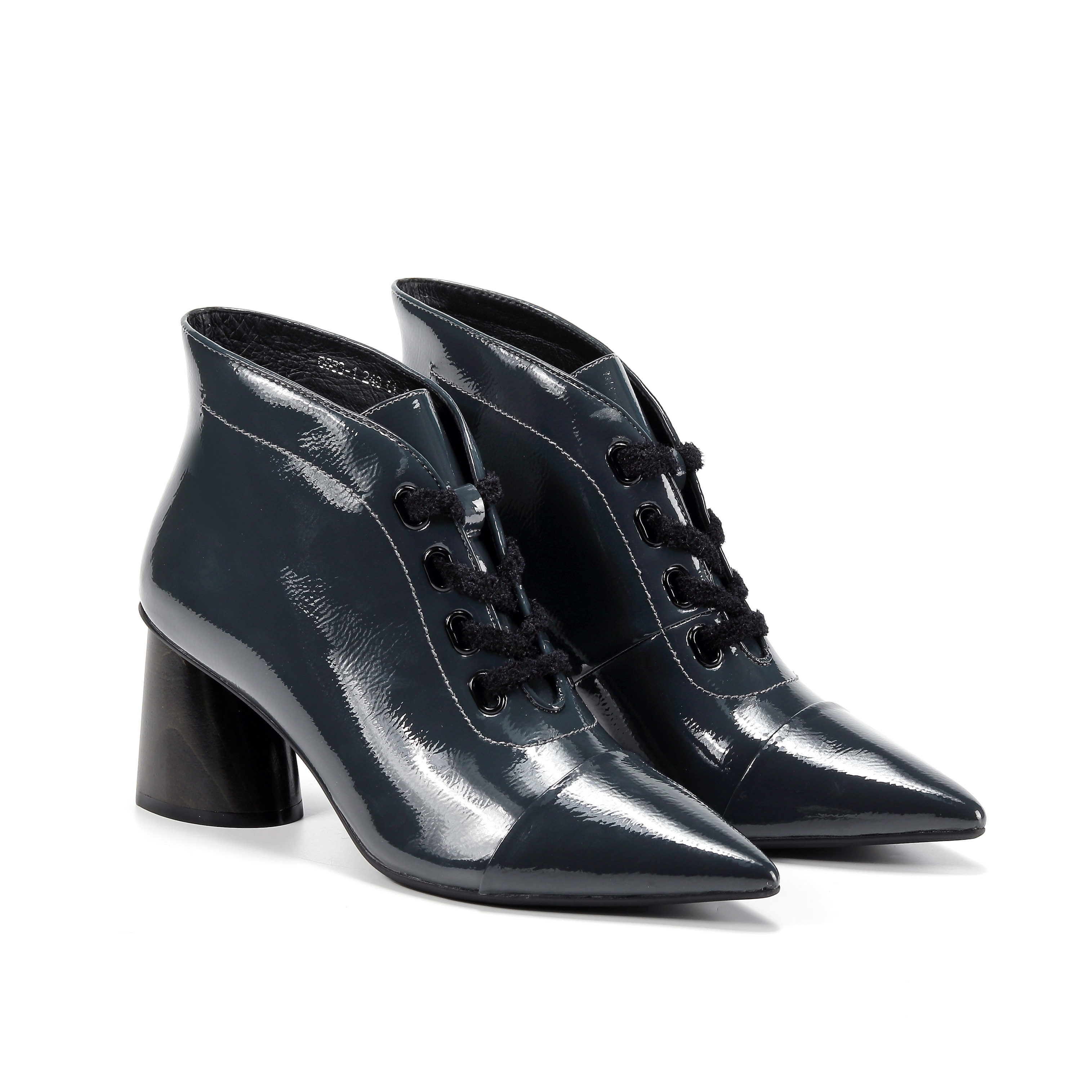 2019新款粗跟短靴真皮秋冬漆皮时尚短筒系带百搭尖头女靴子26124