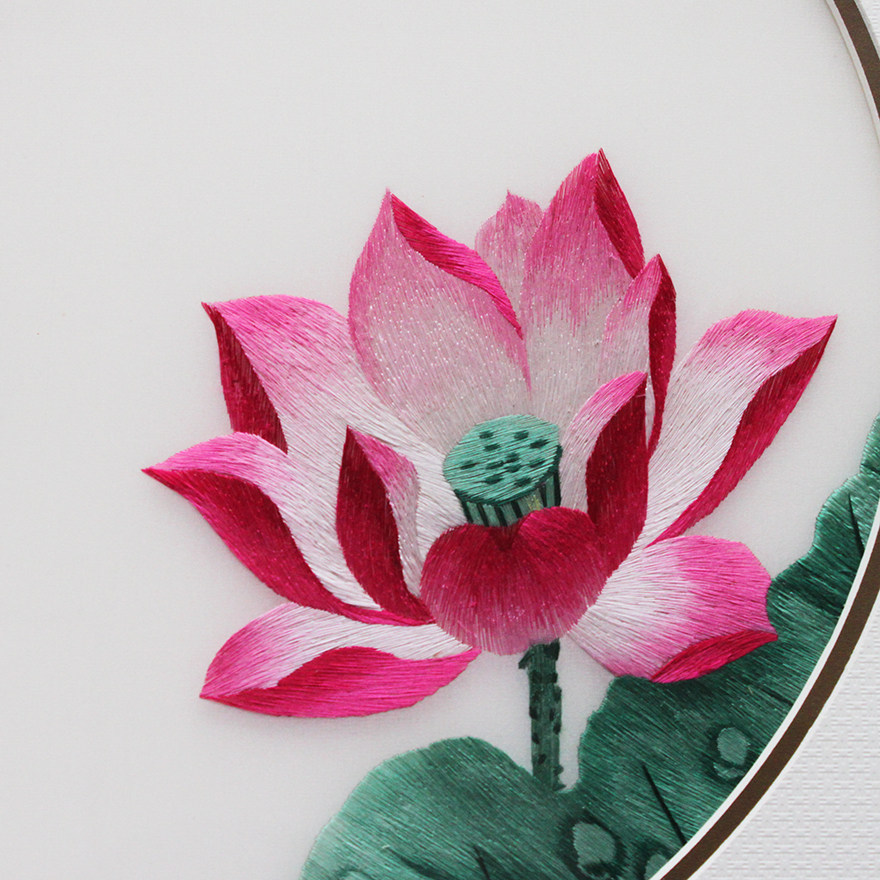 纯手工刺绣《荷韵三联屏》