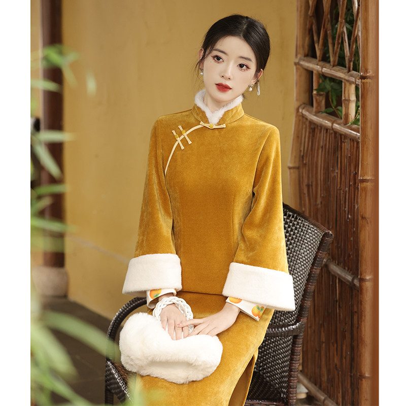 秋冬旗袍2023年新款冬款年轻款加绒加厚长袖改良黄色新中式女冬季