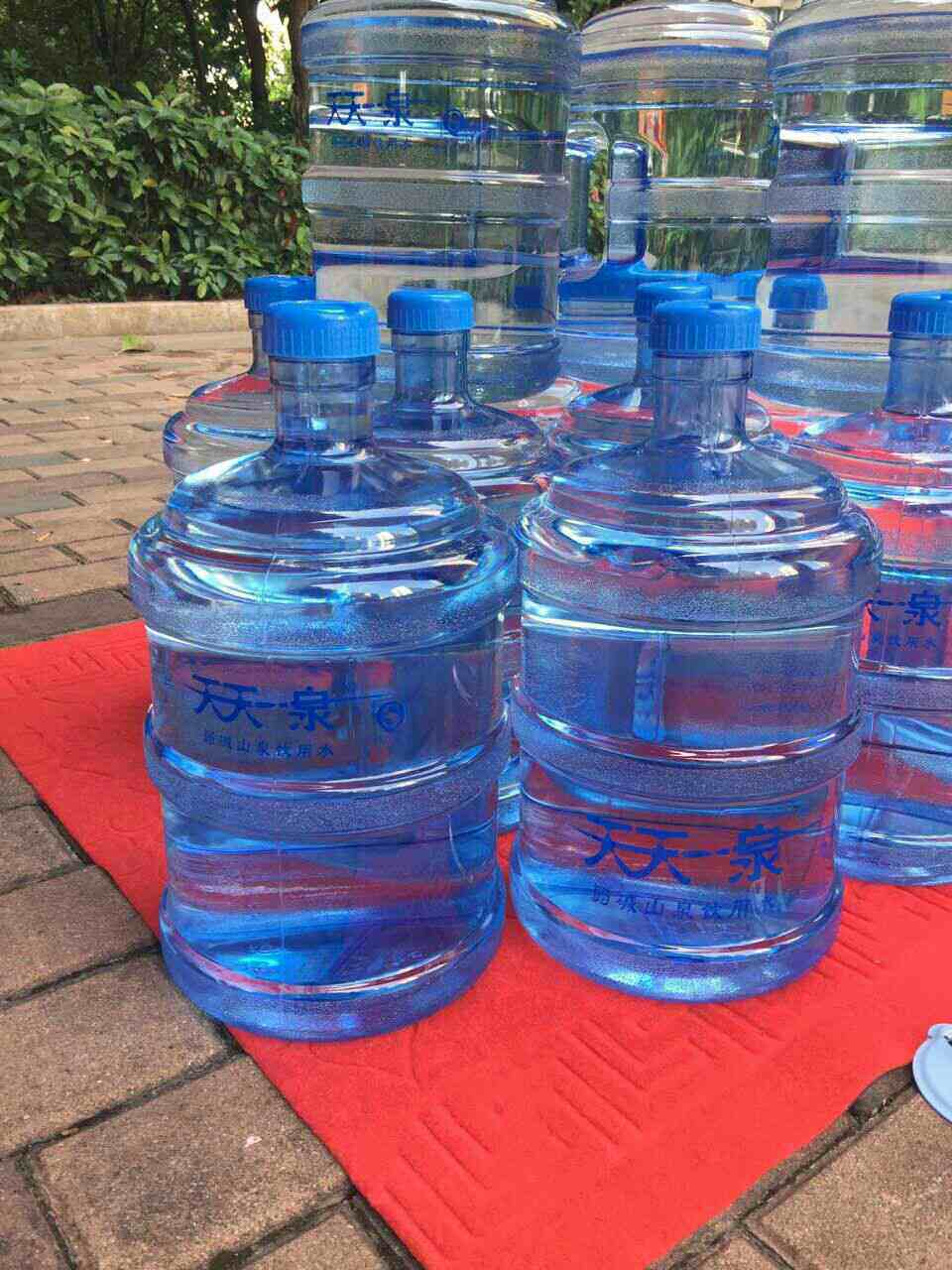 手提天一泉售水机桶装水,国民水业水桶优惠券