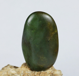 绿碧玉原石图片