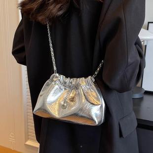 小众设计银色包包女2024新款高级感时尚链条斜挎包褶皱水桶云朵包