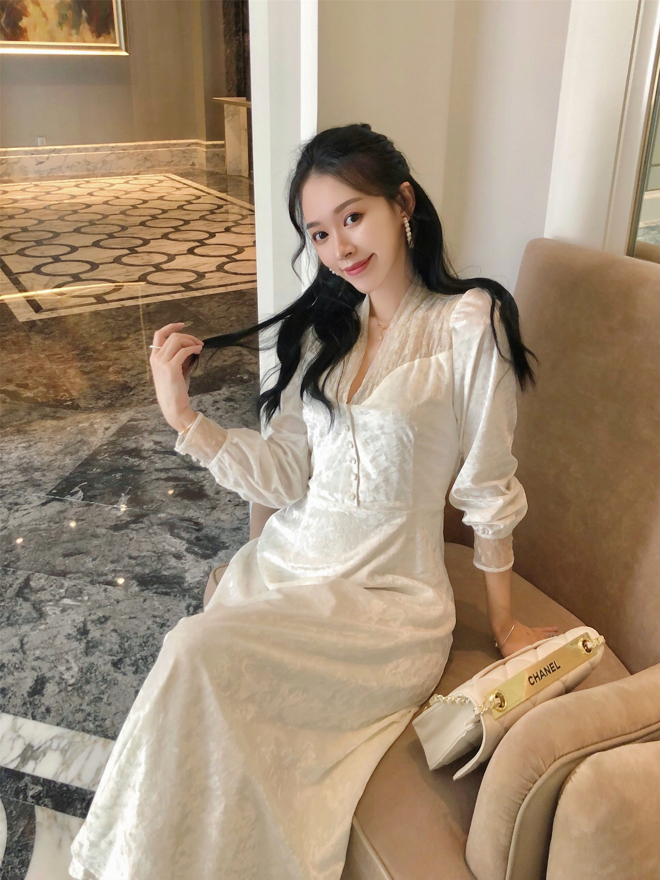 高定贵妇雪月白压皱钻石金丝绒拼金线蕾丝珍珠扣礼服连衣裙