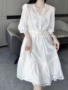 2024夏季新款法式高级感V领刺绣蕾丝仙女裙温柔风气质白色连衣裙