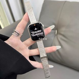 适用苹果手表iwatch9表带夏季新款细款金属压纹applewatch8透气女