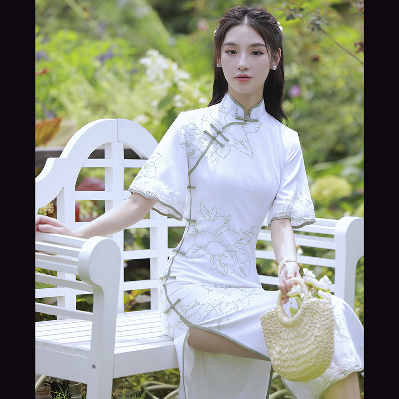 白色旗袍2022年新款女气质年轻长款改良高级感法式复古连衣裙春夏