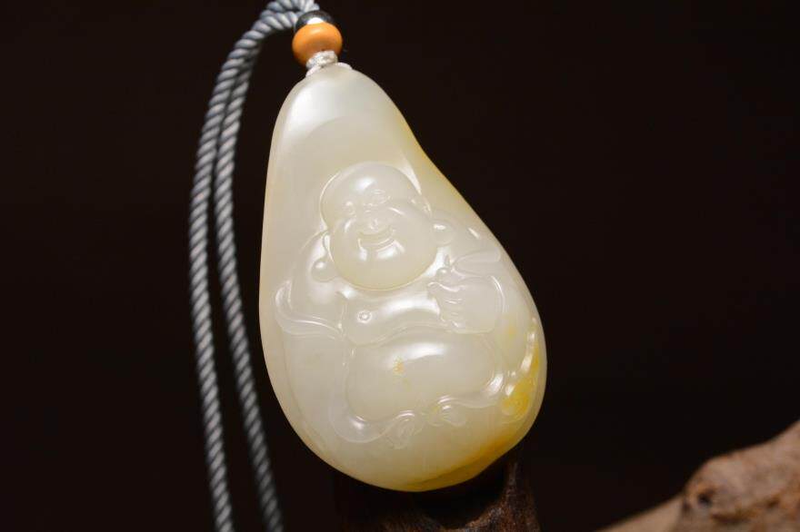 海派玉雕大师张良 玉龙喀什河 和田玉 弥勒佛 黄皮挂件 30.6克