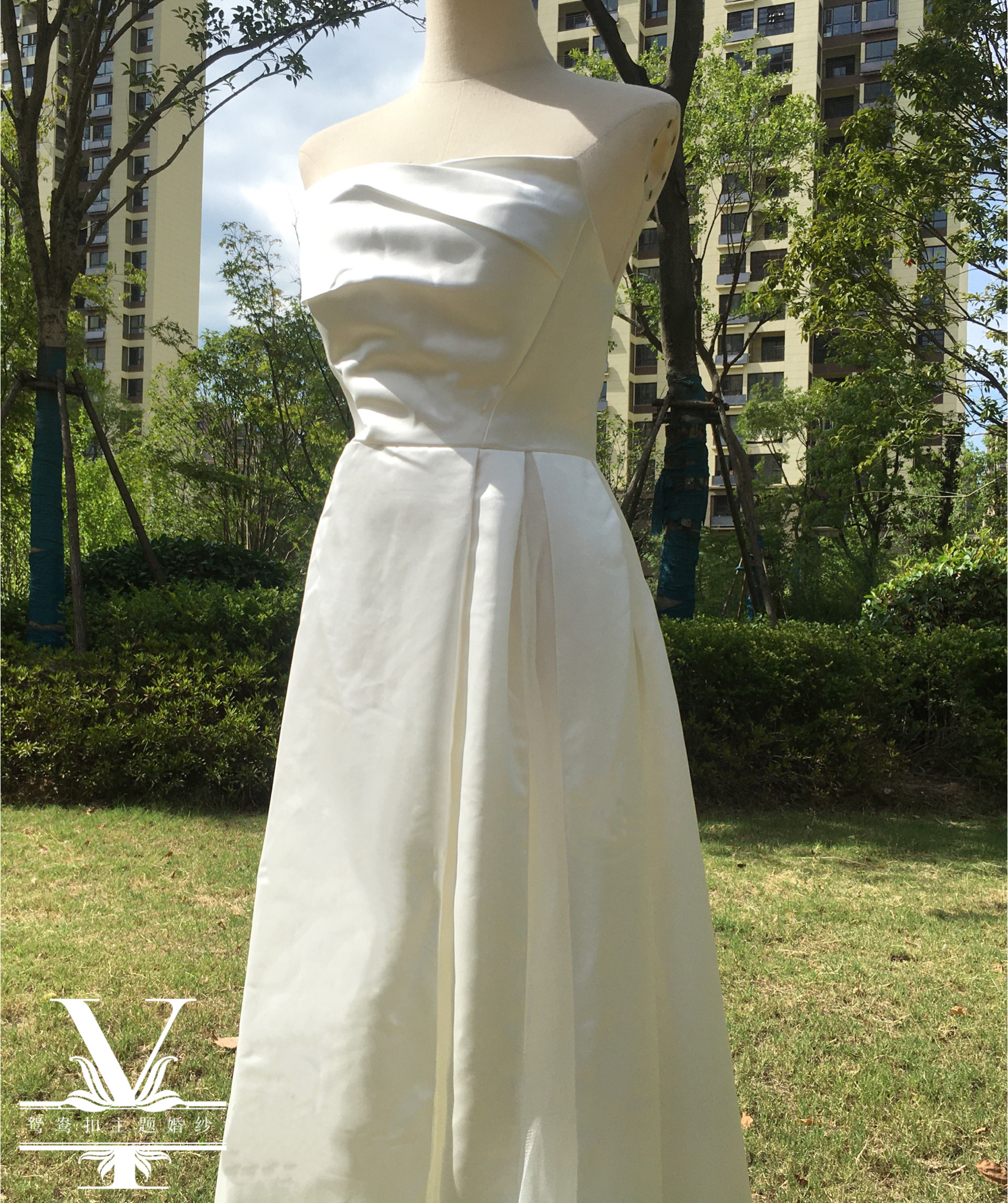 法式抹胸轻婚纱新款新娘小拖尾气质简约白色缎面礼服影楼服装主题