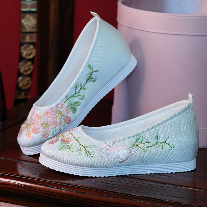 原创桃花兔女老北京圆头白色绣花鞋